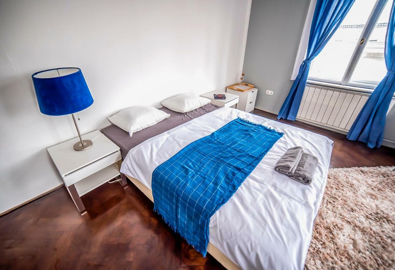 Hostal 2b & *