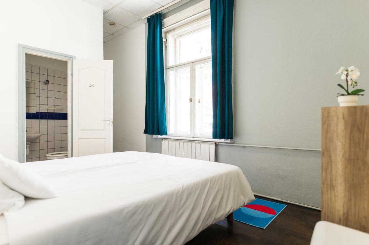Hostal 2b & *